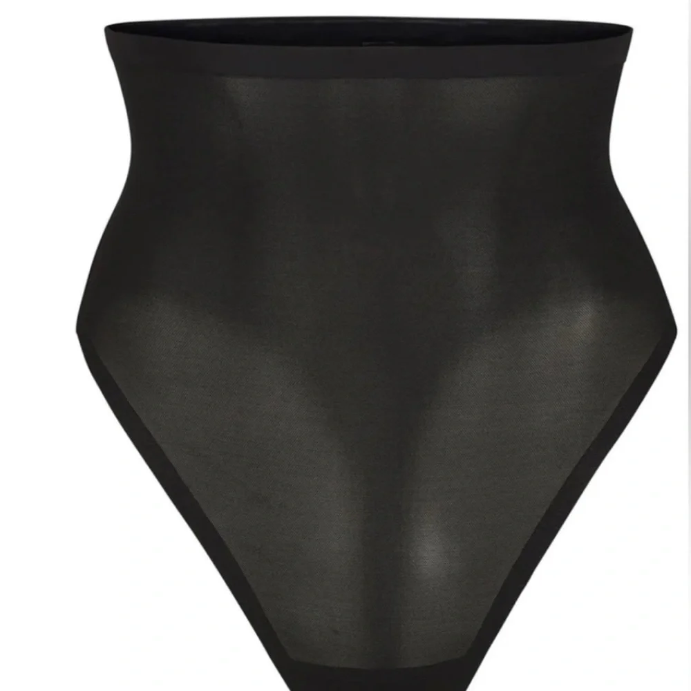 SKIMS Thong - Picture 4 of 8